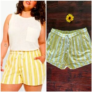 TORRID  5 Inch Pull-On Stretch Linen Mid-Rise Short 🤍